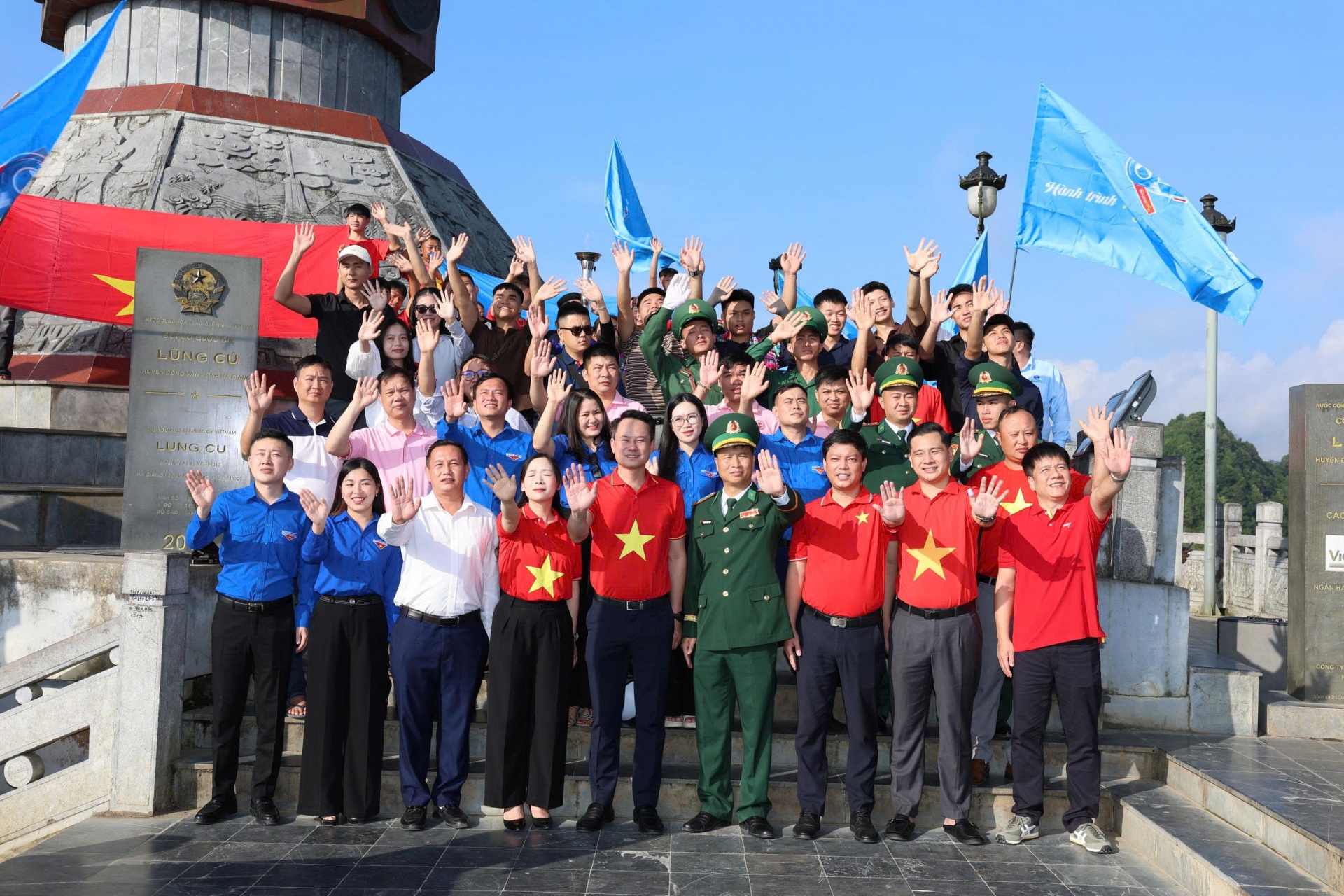 Đoàn đại biểu Hành trình “Tôi yêu Tổ quốc tôi” ghi dấu tại địa đầu Tổ quốc, tiếp nối mạch nguồn tự hào dân tộc. Đoàn đại biểu Hành trình “Tôi yêu Tổ quốc tôi” ghi dấu tại địa đầu Tổ quốc, tiếp nối mạch nguồn tự hào dân tộc.