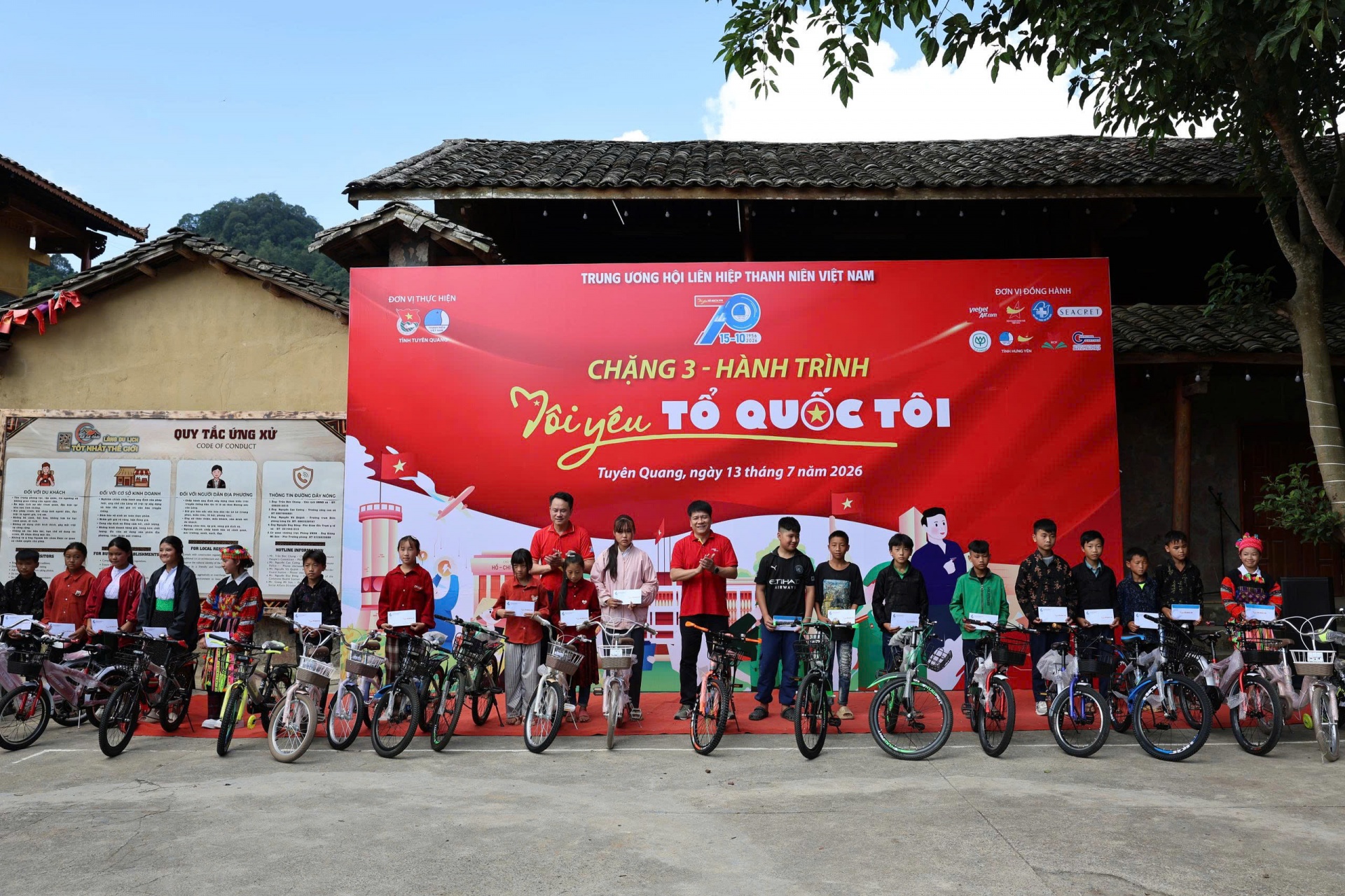 Vietjet đồng hành cùng Trung ương Hội Liên hiệp Thanh niên Việt Nam thăm hỏi, trao quà động viên các gia đình chính sách, người dân và học sinh có hoàn cảnh khó khăn tại địa phương. Vietjet đồng hành cùng Trung ương Hội Liên hiệp Thanh niên Việt Nam thăm hỏi, trao quà động viên các gia đình chính sách, người dân và học sinh có hoàn cảnh khó khăn tại địa phương.