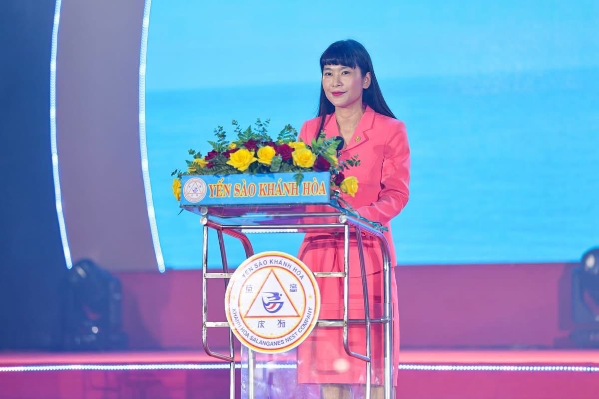 Bà Trịnh Thị Hồng Vân - Chủ tịch Hội đồng thành viên Công ty Yến sào Khánh Hòa phát biểu tại buổi lễ.