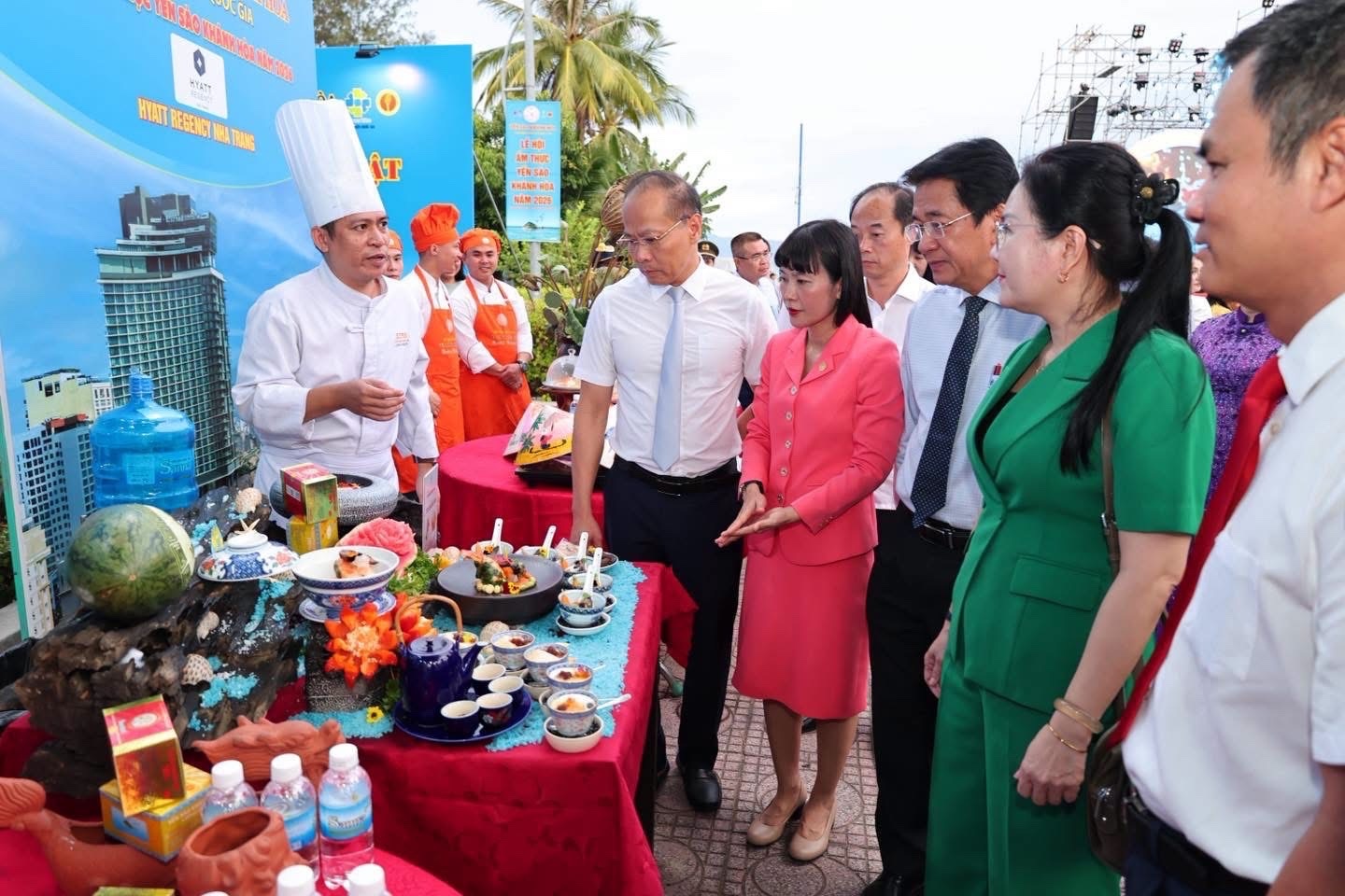 Lãnh đạo tỉnh Khánh Hòa tham quan các gian hàng ẩm thực.