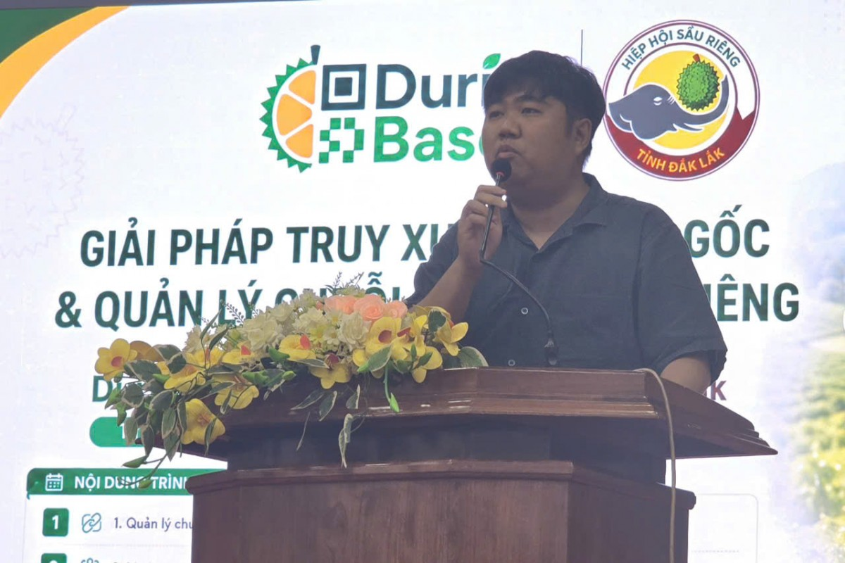 Kỹ thuật viên Hiệp hội Sầu riêng Đắk Lắk hướng dẫn kỹ thuật cho người dân và các đại biểu tham dự.
