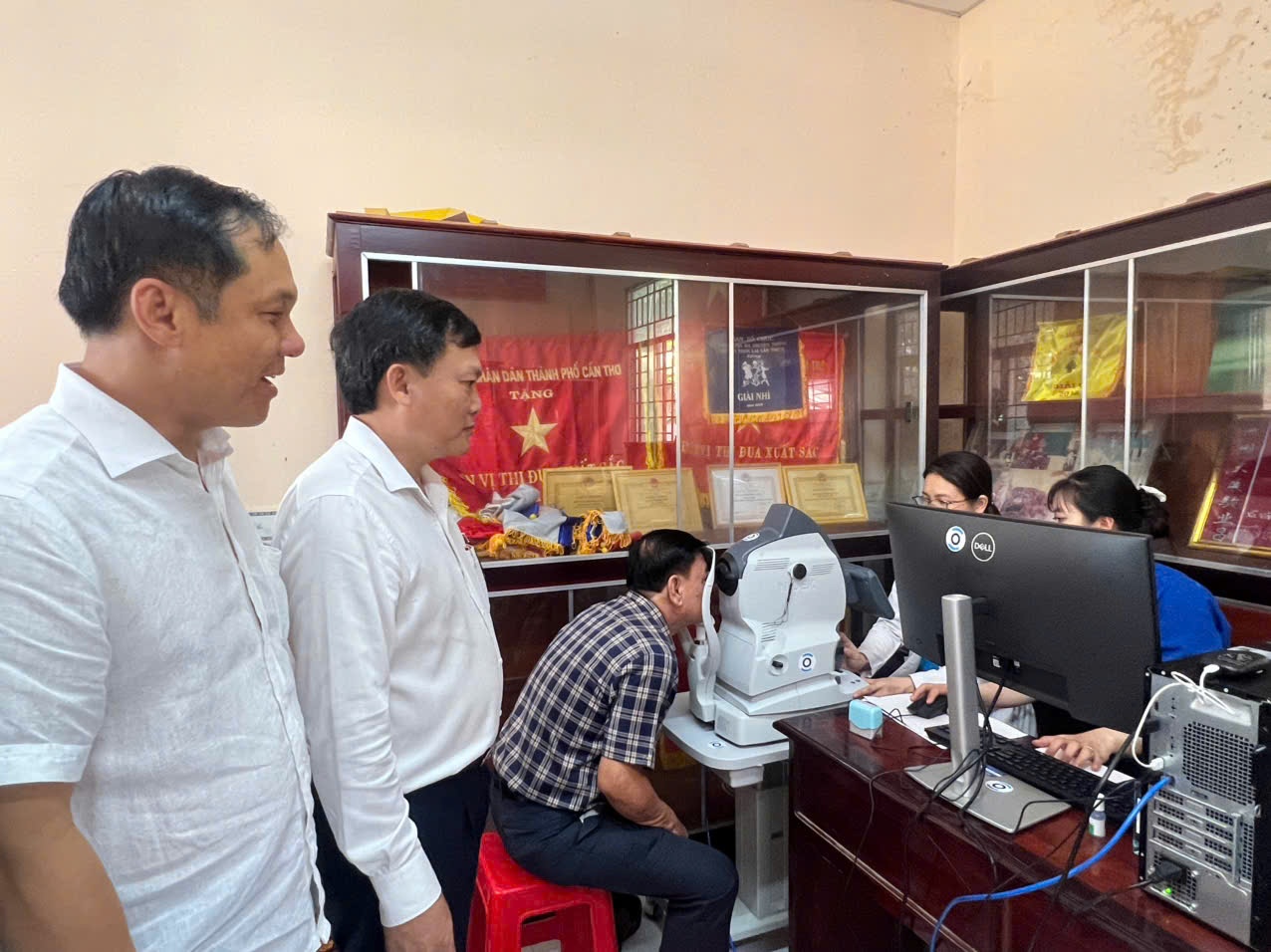 Khám, tầm soát bệnh lý về mắt miễn phí cho gia đình chính sách tại xã Trường Xuân, Cần Thơ Khám, tầm soát bệnh lý về mắt miễn phí cho gia đình chính sách tại xã Trường Xuân, Cần Thơ