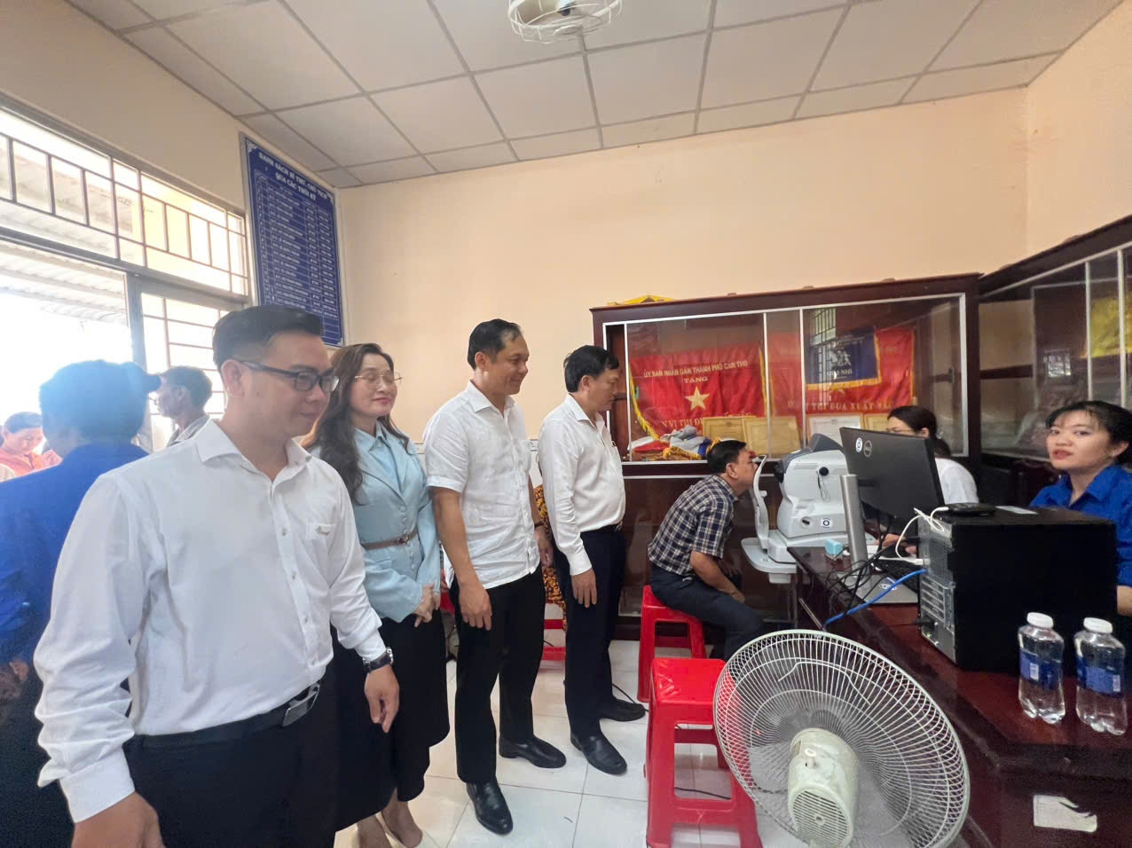 Khám, tầm soát bệnh lý về mắt miễn phí cho gia đình chính sách tại xã Trường Xuân, Cần Thơ Khám, tầm soát bệnh lý về mắt miễn phí cho gia đình chính sách tại xã Trường Xuân, Cần Thơ