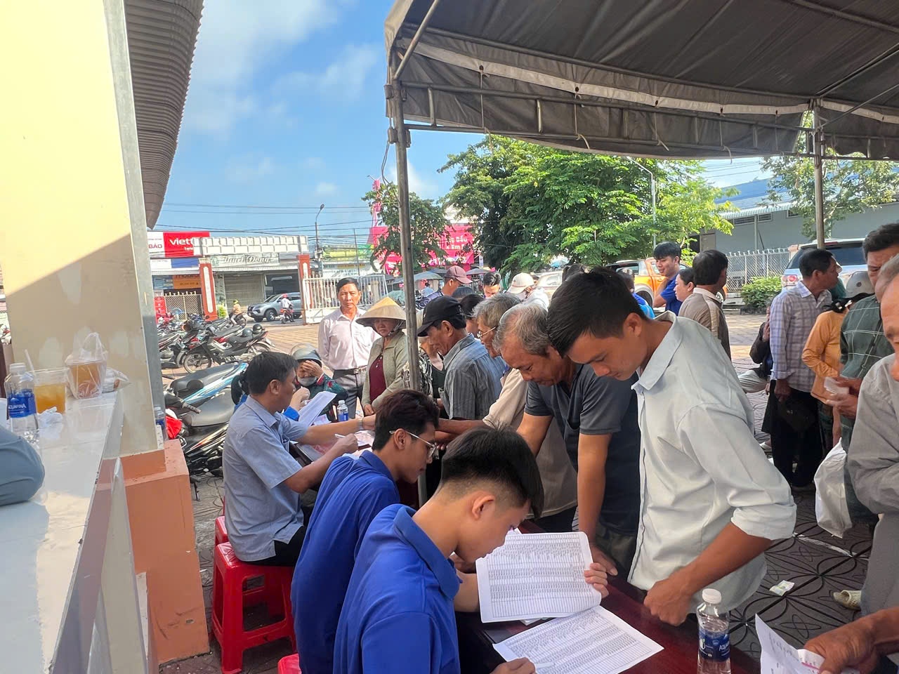 Khám, tầm soát bệnh lý về mắt miễn phí cho gia đình chính sách tại xã Trường Xuân, Cần Thơ
