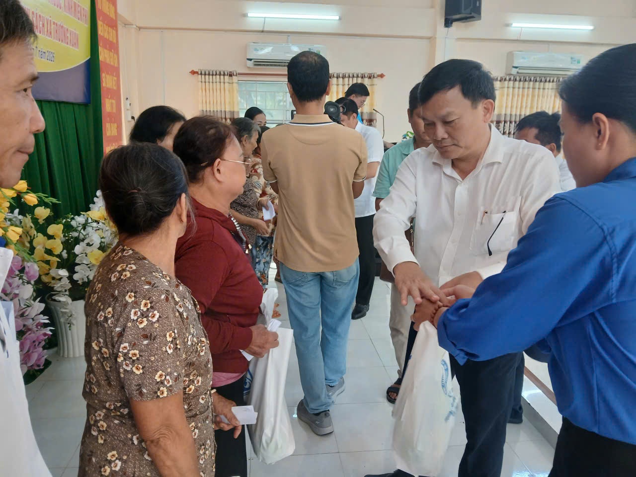 Khám, tầm soát bệnh lý về mắt miễn phí cho gia đình chính sách tại xã Trường Xuân, Cần Thơ Khám, tầm soát bệnh lý về mắt miễn phí cho gia đình chính sách tại xã Trường Xuân, Cần Thơ