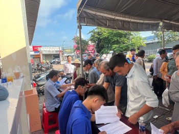 Khám, tầm soát bệnh lý về mắt miễn phí cho gia đình chính sách tại xã Trường Xuân, Cần Thơ
