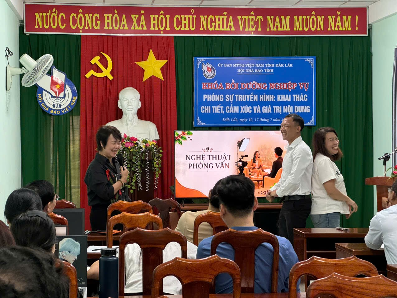Không khí lớp học sôi nổi với phần thực hành phỏng vấn, tạo điều kiện để học viên rèn luyện kỹ năng đặt câu hỏi, tương tác với nhân vật và xử lý tình huống thực tế trong tác nghiệp truyền hình. Không khí lớp học sôi nổi với phần thực hành phỏng vấn, tạo điều kiện để học viên rèn luyện kỹ năng đặt câu hỏi, tương tác với nhân vật và xử lý tình huống thực tế trong tác nghiệp truyền hình.