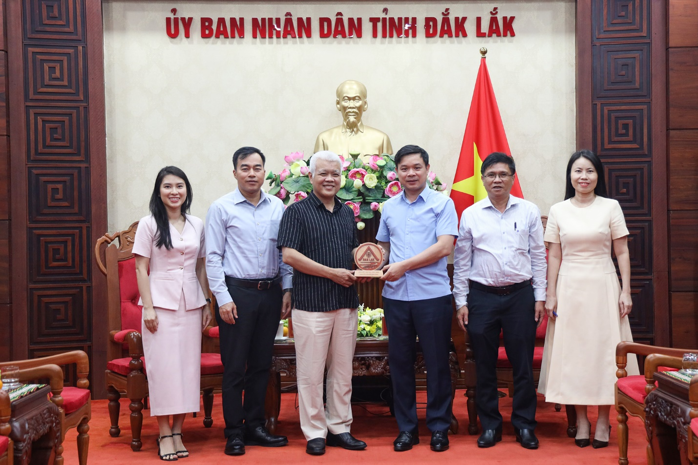 Chủ tịch UBND tỉnh Đắk Lắk Đỗ Hữu Huy trao biểu trưng và quà lưu niệm tặng Đoàn công tác TikTok Việt Nam tại buổi làm việc về hợp tác truyền thông số. Chủ tịch UBND tỉnh Đắk Lắk Đỗ Hữu Huy trao biểu trưng và quà lưu niệm tặng Đoàn công tác TikTok Việt Nam tại buổi làm việc về hợp tác truyền thông số.