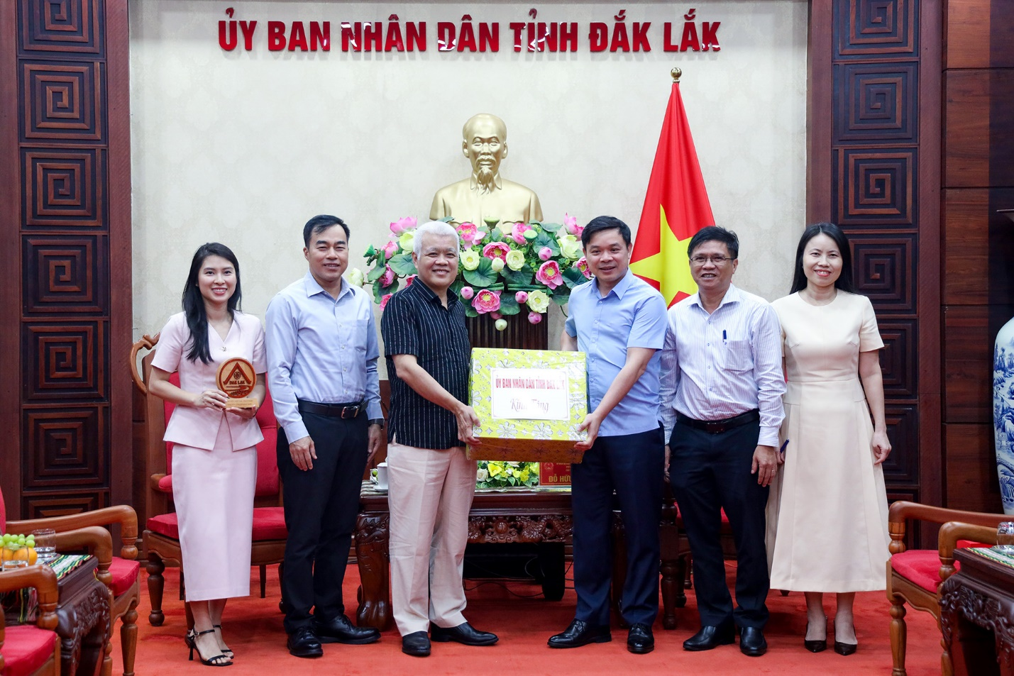 Đại diện UBND tỉnh Đắk Lắk và TikTok Việt Nam chụp ảnh lưu niệm sau buổi làm việc, mở ra nhiều cơ hội hợp tác nhằm đưa hình ảnh, nông sản và du lịch Đắk Lắk tiếp cận đông đảo người dùng trên các nền tảng số. Đại diện UBND tỉnh Đắk Lắk và TikTok Việt Nam chụp ảnh lưu niệm sau buổi làm việc, mở ra nhiều cơ hội hợp tác nhằm đưa hình ảnh, nông sản và du lịch Đắk Lắk tiếp cận đông đảo người dùng trên các nền tảng số.