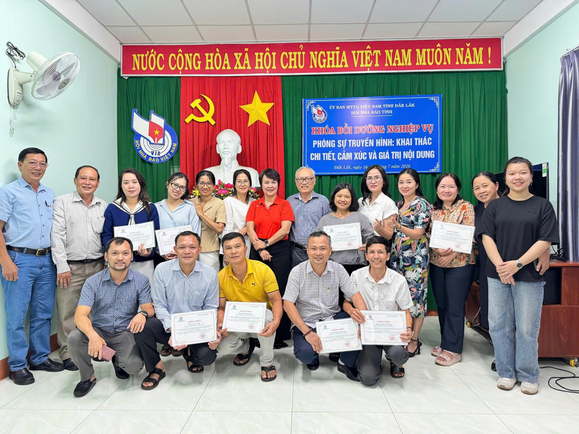 Khóa bồi dưỡng nghiệp vụ do Hội Nhà báo tỉnh Đắk Lắk tổ chức đã thành công tốt đẹp, góp phần nâng cao kỹ năng sáng tạo phóng sự truyền hình, đáp ứng yêu cầu làm báo trong kỷ nguyên số. Khóa bồi dưỡng nghiệp vụ do Hội Nhà báo tỉnh Đắk Lắk tổ chức đã thành công tốt đẹp, góp phần nâng cao kỹ năng sáng tạo phóng sự truyền hình, đáp ứng yêu cầu làm báo trong kỷ nguyên số.