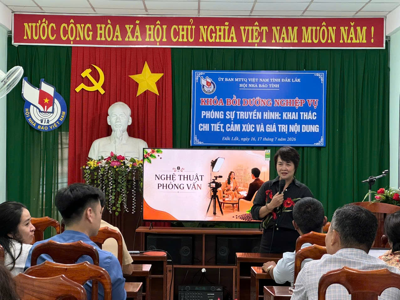ThS. Nguyễn Thị Minh Diệu chia sẻ kỹ năng khai thác chi tiết, cảm xúc và nâng cao giá trị nội dung tác phẩm tại Khóa bồi dưỡng nghiệp vụ do Hội Nhà báo tỉnh Đắk Lắk tổ chức. ThS. Nguyễn Thị Minh Diệu chia sẻ kỹ năng khai thác chi tiết, cảm xúc và nâng cao giá trị nội dung tác phẩm tại Khóa bồi dưỡng nghiệp vụ do Hội Nhà báo tỉnh Đắk Lắk tổ chức.