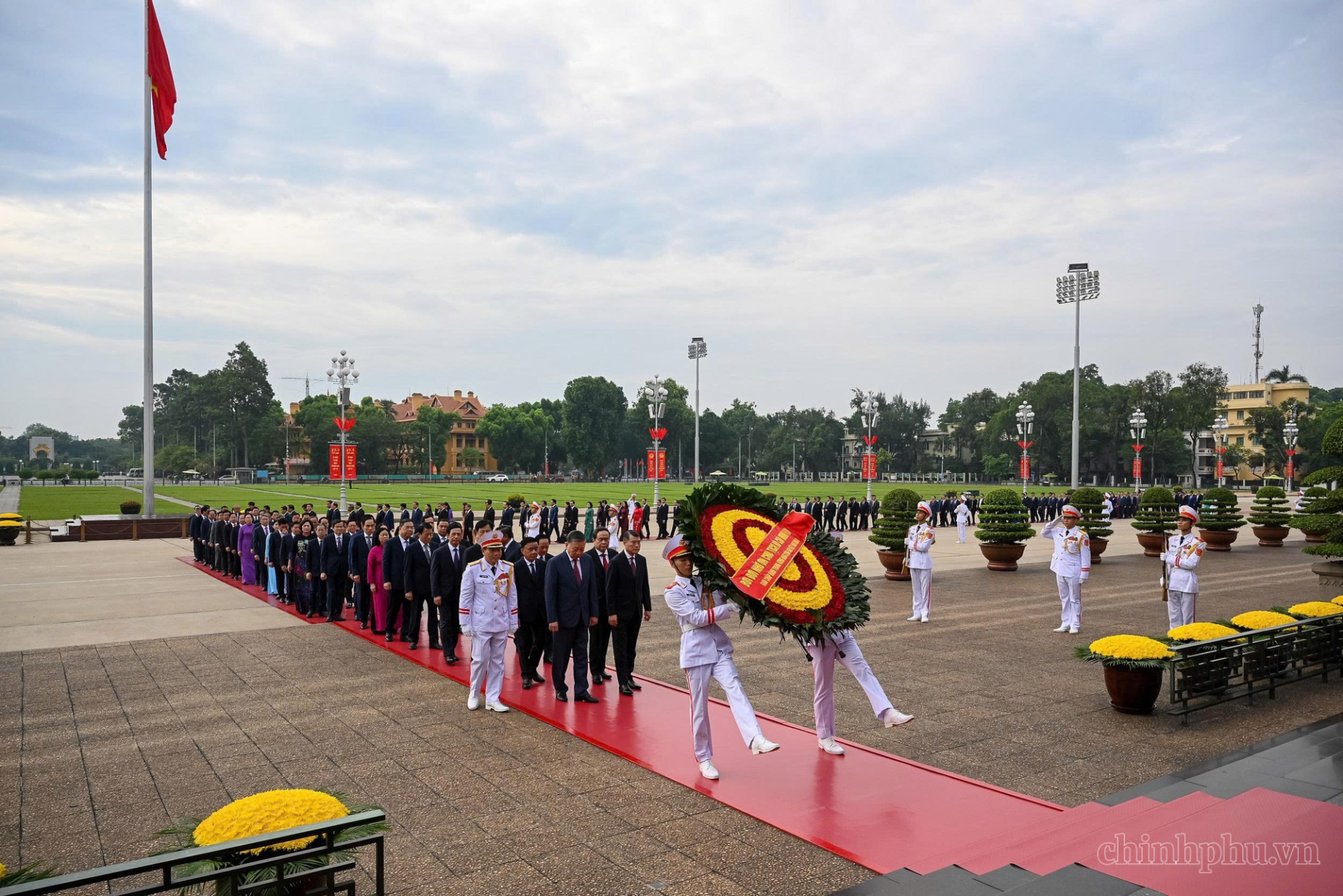 Đoàn đại biểu Ban Chấp hành Trung ương Đảng đặt vòng hoa, vào Lăng viếng Chủ tịch Hồ Chí Minh - Ảnh: VGP Đoàn đại biểu Ban Chấp hành Trung ương Đảng đặt vòng hoa, vào Lăng viếng Chủ tịch Hồ Chí Minh - Ảnh: VGP