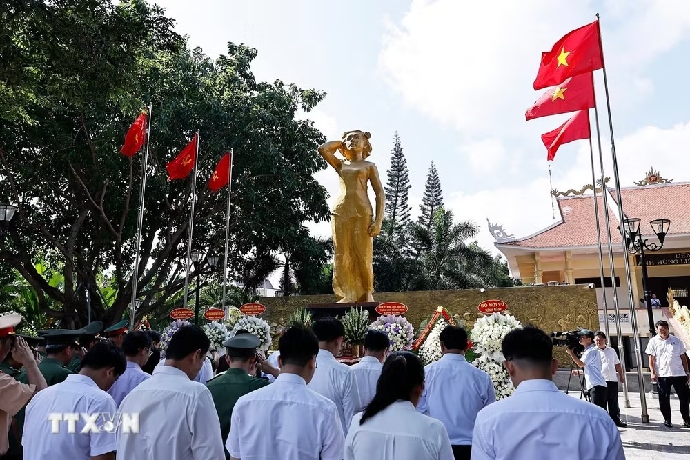 Chủ tịch Quốc hội Trần Thanh Mẫn dâng hương, dâng hoa tại Công viên Tượng đài, Nhà lưu niệm Anh hùng liệt sỹ Võ Thị Sáu. (Ảnh: TTXVN) Chủ tịch Quốc hội Trần Thanh Mẫn dâng hương, dâng hoa tại Công viên Tượng đài, Nhà lưu niệm Anh hùng liệt sỹ Võ Thị Sáu. (Ảnh: TTXVN)