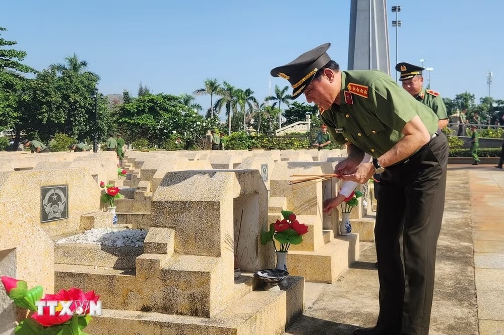 Đại tướng Lương Tam Quang thắp hương trên các mộ liệt sỹ tại Nghĩa trang liệt sỹ Quy Nhơn. (Ảnh: TTXVN) Đại tướng Lương Tam Quang thắp hương trên các mộ liệt sỹ tại Nghĩa trang liệt sỹ Quy Nhơn. (Ảnh: TTXVN)