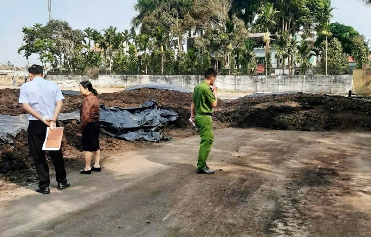 Lãnh đạo UBND xã Dray Bhăng và đại diện doanh nghiệp khảo sát hiện trường, trao đổi các giải pháp tháo gỡ khó khăn, khắc phục ô nhiễm và bảo đảm môi trường sống cho người dân. Lãnh đạo UBND xã Dray Bhăng và đại diện doanh nghiệp khảo sát hiện trường, trao đổi các giải pháp tháo gỡ khó khăn, khắc phục ô nhiễm và bảo đảm môi trường sống cho người dân.