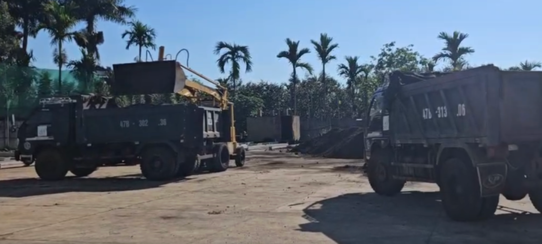 Chi nhánh Công ty TNHH Đầu tư phát triển Hòa Phú đang tổ chức di dời toàn bộ nguyên liệu phục vụ sản xuất phân vi sinh đến địa điểm khác theo quy định. Chi nhánh Công ty TNHH Đầu tư phát triển Hòa Phú đang tổ chức di dời toàn bộ nguyên liệu phục vụ sản xuất phân vi sinh đến địa điểm khác theo quy định.