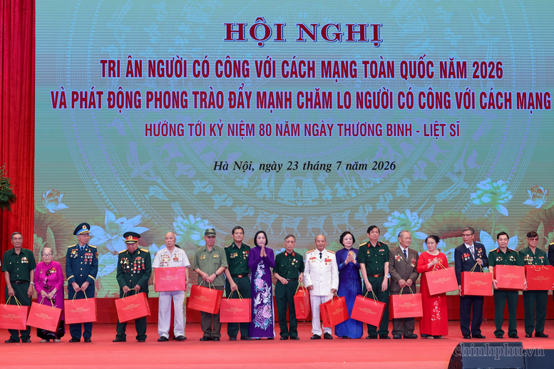 Phó Thủ tướng Phạm Thị Thanh Trà; Phó Chủ tịch Quốc hội Nguyễn Thị Thanh tặng quà người có công và thân nhân liệt sĩ - Ảnh: VGP Phó Thủ tướng Phạm Thị Thanh Trà; Phó Chủ tịch Quốc hội Nguyễn Thị Thanh tặng quà người có công và thân nhân liệt sĩ - Ảnh: VGP