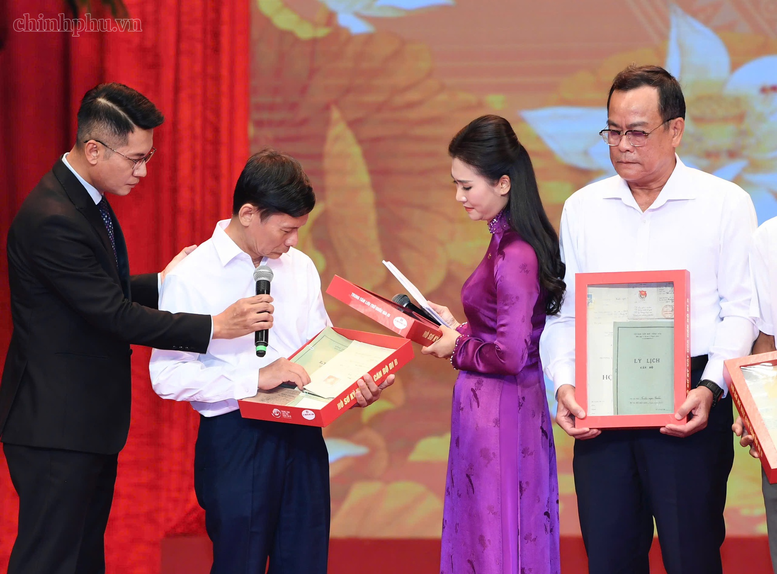 Thân nhân các Anh hùng liệt sĩ xúc động nhận lại kỷ vật - Ảnh: VGP Thân nhân các Anh hùng liệt sĩ xúc động nhận lại kỷ vật - Ảnh: VGP