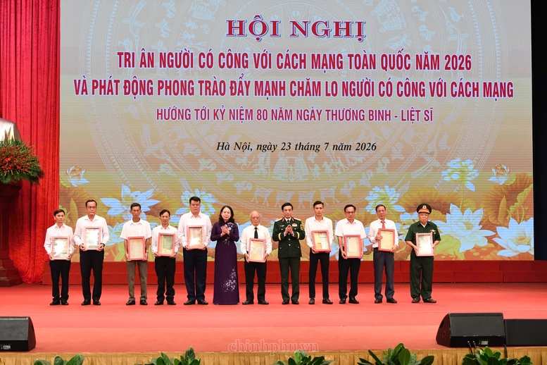 Phó Thủ tướng, Bộ trưởng Bộ Quốc phòng, Đại tướng Phan Văn Giang; Phó Chủ tịch nước Võ Thị Ánh Xuân trao kỷ vật cho thân nhân các Anh hùng liệt sĩ - Ảnh: VGP Phó Thủ tướng, Bộ trưởng Bộ Quốc phòng, Đại tướng Phan Văn Giang; Phó Chủ tịch nước Võ Thị Ánh Xuân trao kỷ vật cho thân nhân các Anh hùng liệt sĩ - Ảnh: VGP