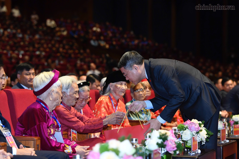 Thủ tướng Lê Minh Hưng thăm hỏi các Mẹ Việt Nam Anh hùng- Ảnh: VGP Thủ tướng Lê Minh Hưng thăm hỏi các Mẹ Việt Nam Anh hùng- Ảnh: VGP