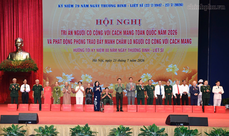 Chủ tịch Ủy ban Trung ương Mặt trận Tổ quốc Việt Nam Bùi Thị Minh Hoài; Bộ trưởng Bộ Công an, Đại tướng Lương Tam Quang tặng quà người có công và thân nhân liệt sĩ - Ảnh: VGP Chủ tịch Ủy ban Trung ương Mặt trận Tổ quốc Việt Nam Bùi Thị Minh Hoài; Bộ trưởng Bộ Công an, Đại tướng Lương Tam Quang tặng quà người có công và thân nhân liệt sĩ - Ảnh: VGP