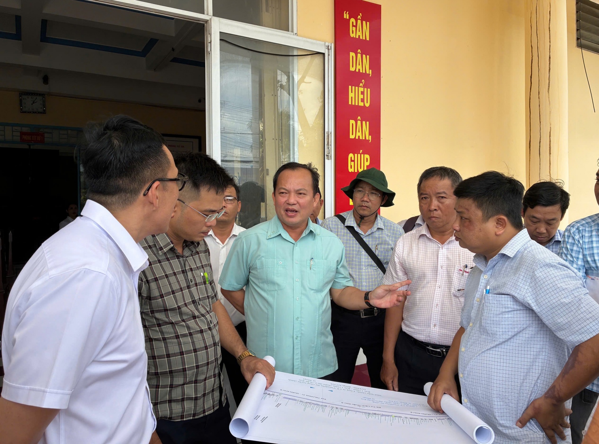 Phó Chủ tịch UBND TP. Cần Thơ Nguyễn Văn Hòa cùng đoàn đi khảo sát thực tế dự án.