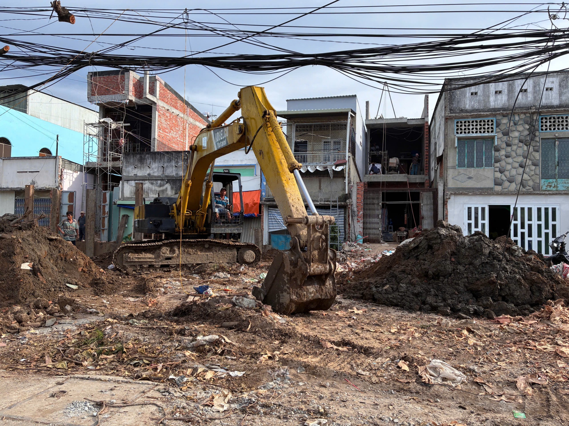 Đơn vị thi công đang thực hiện dự án đoạn qua phường Bình Thủy.