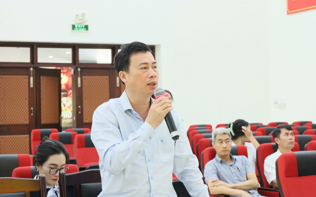 Giám đốc Sở Văn hóa, Thể thao và Du lịch tỉnh Đắk Lắk Trần Hồng Tiến phát biểu chỉ đạo tại cuộc họp. Giám đốc Sở Văn hóa, Thể thao và Du lịch tỉnh Đắk Lắk Trần Hồng Tiến phát biểu chỉ đạo tại cuộc họp.