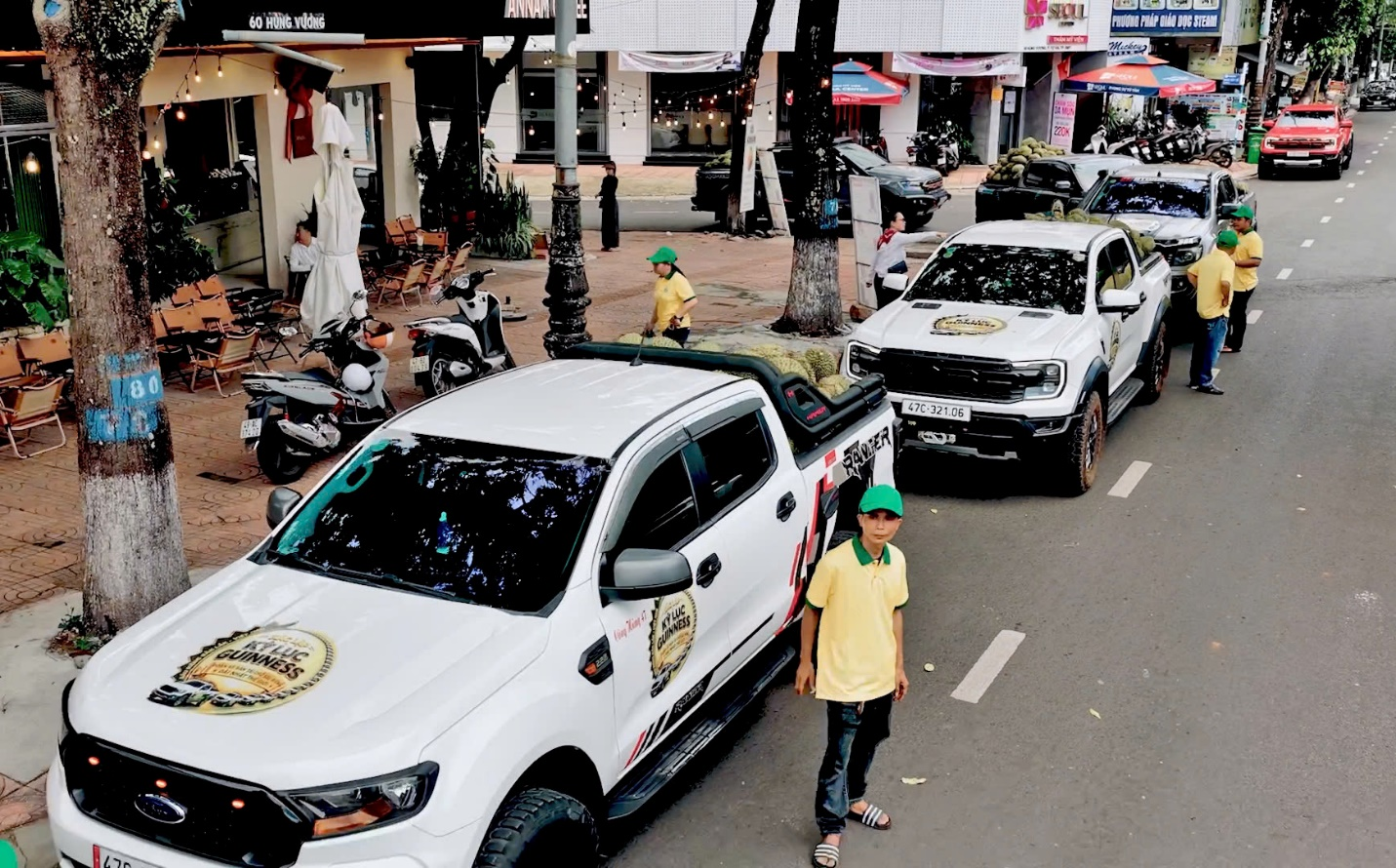 Đoàn xe bán tải chở sầu riêng được chuẩn bị chu đáo, hướng tới hành trình quảng bá thương hiệu sầu riêng Đắk Lắk và xác lập Kỷ lục Guinness Thế giới. Đoàn xe bán tải chở sầu riêng được chuẩn bị chu đáo, hướng tới hành trình quảng bá thương hiệu sầu riêng Đắk Lắk và xác lập Kỷ lục Guinness Thế giới.