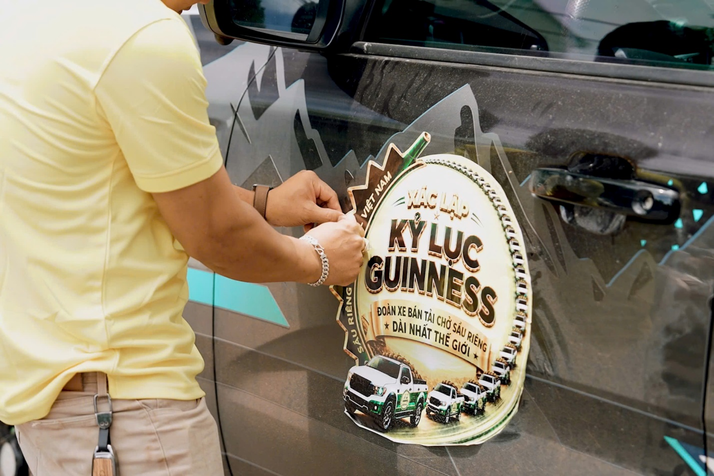 Công tác chuẩn bị được triển khai khẩn trương, trong đó các xe bán tải được gắn logo chính thức của chương trình trước ngày diễn ra sự kiện. Công tác chuẩn bị được triển khai khẩn trương, trong đó các xe bán tải được gắn logo chính thức của chương trình trước ngày diễn ra sự kiện.