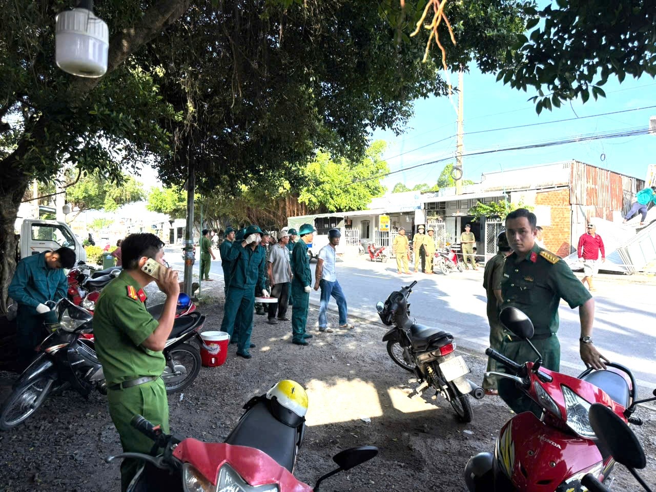 Lực lượng chức năng xuống hỗ trợ người dân sau sự cố sạt lở. Lực lượng chức năng xuống hỗ trợ người dân sau sự cố sạt lở.