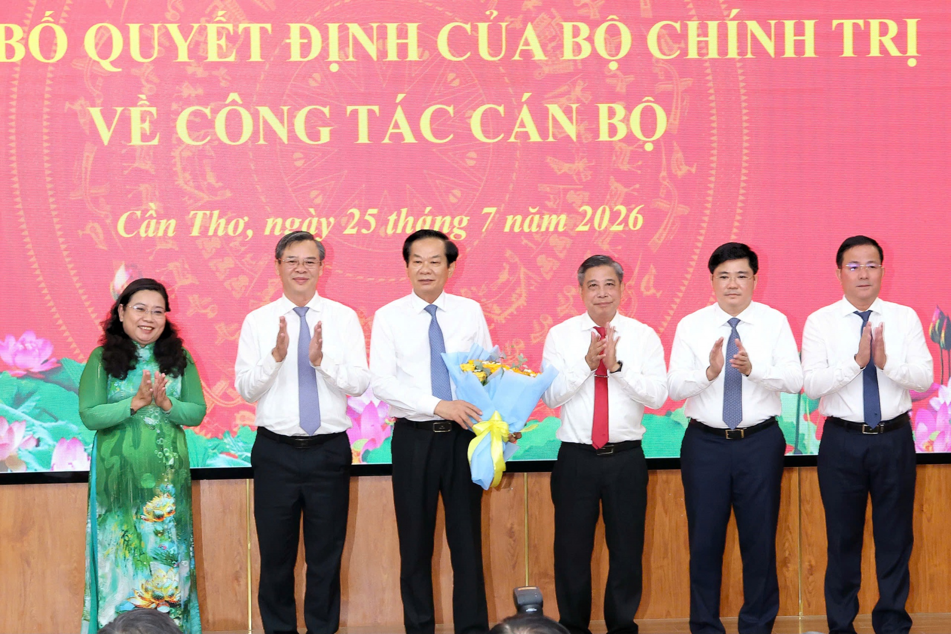 tặng hoa chúc mừng tân Bí thư Cần Thơ