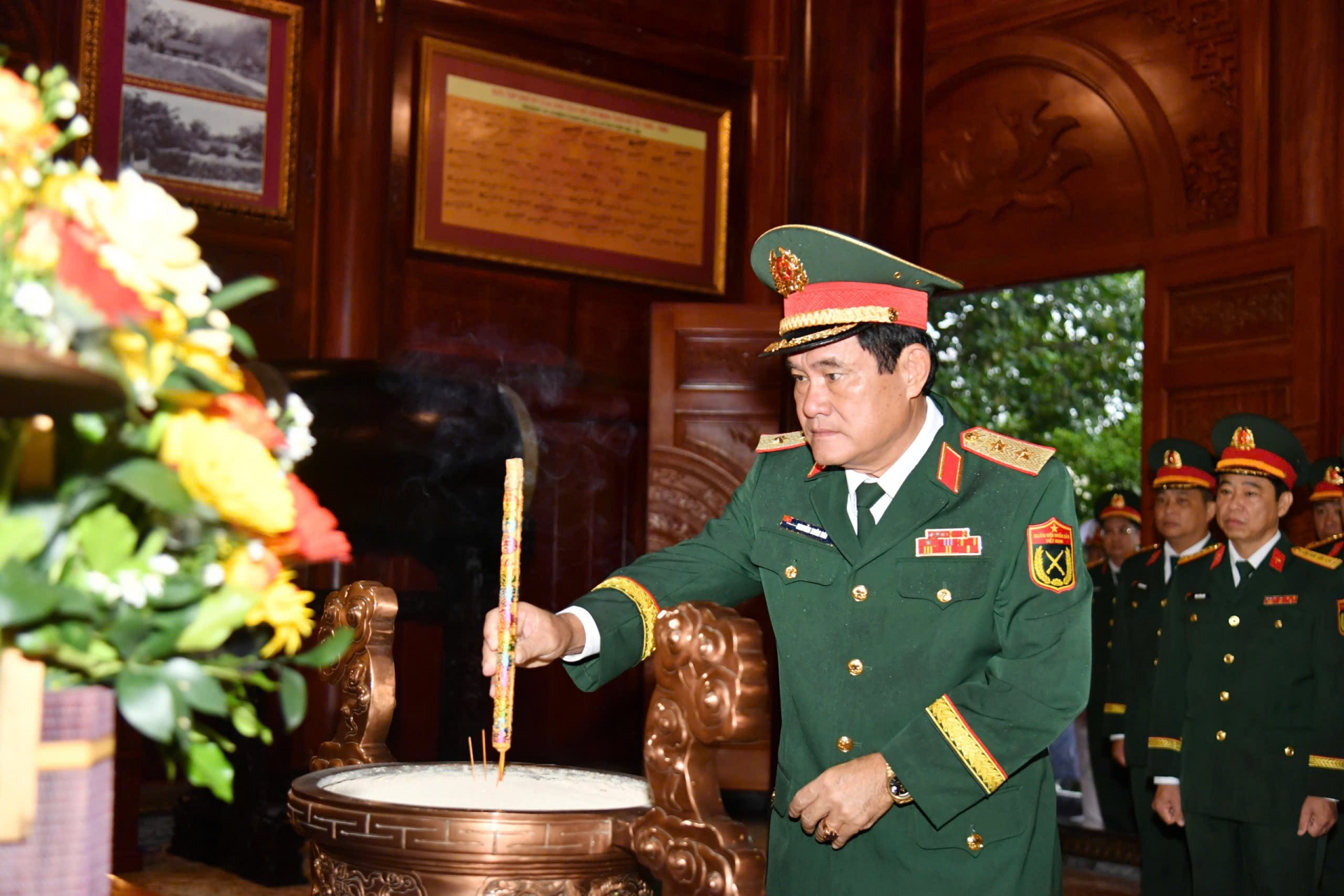 Trung tướng Nguyễn Xuân Dắt, Tư lệnh Quân khu 9 thắp hương Nhà tưởng niệm Chủ tịch Hồ Chí Minh