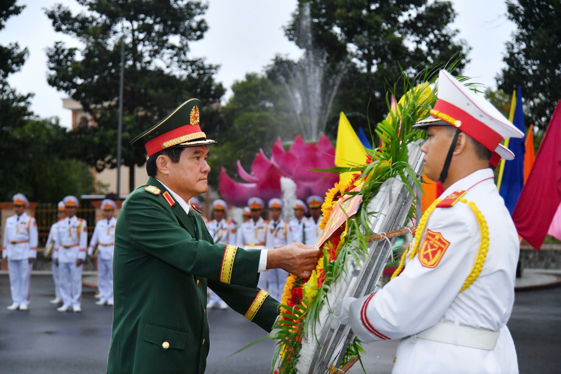 Quân khu 9: Dâng hoa, dâng hương tưởng niệm các Anh hùng Liệt sĩ
