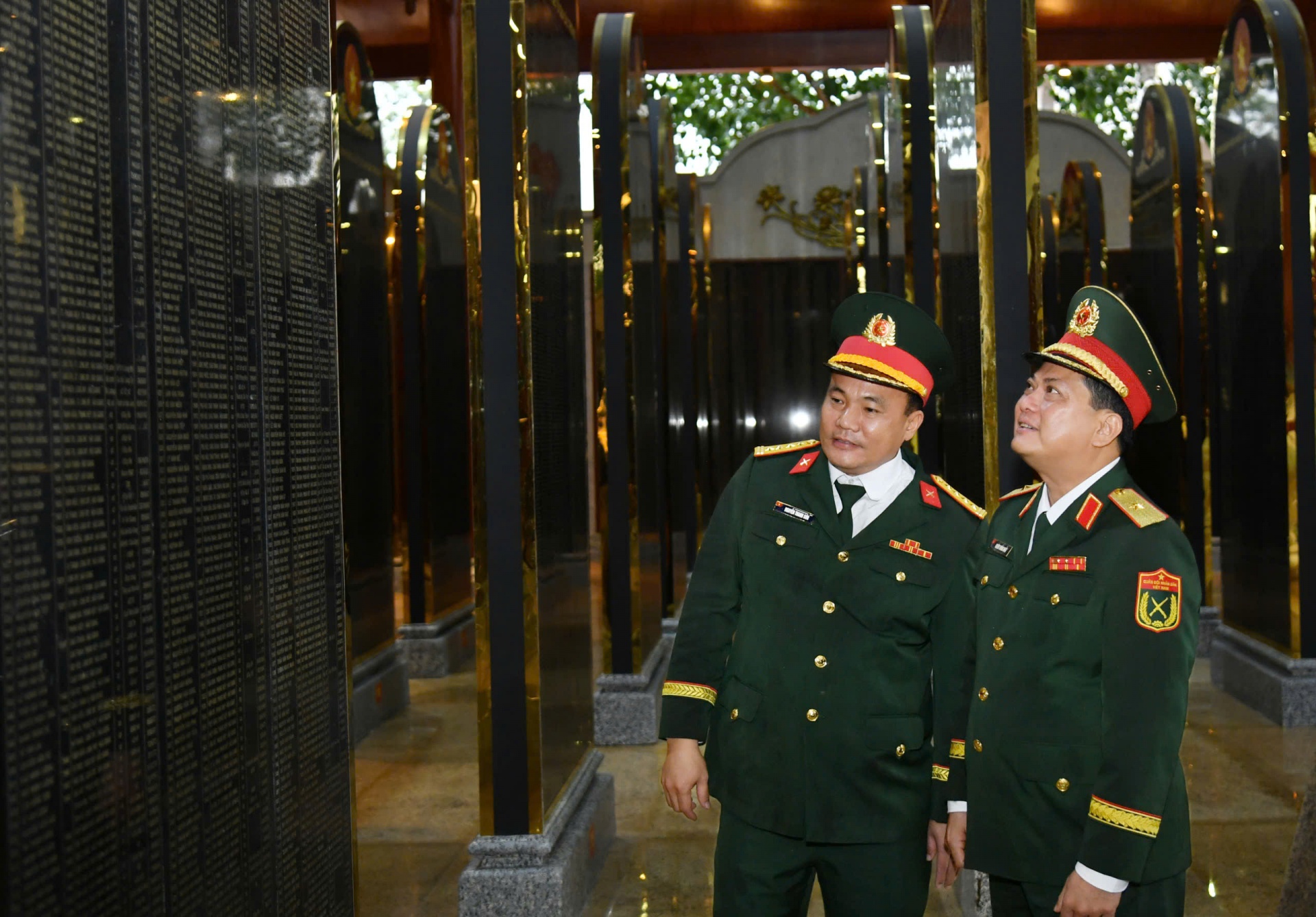Thiếu tướng Chiêm Thống Nhất, Ủy viên Trung tương Đảng, Ủy viên Quân ủy Trung ương, Phó Tư lệnh kiêm Tham mưu trưởng Quân khu 9 tham quan Nhà bia tưởng niệm các Anh hùng Liệt sỹ.