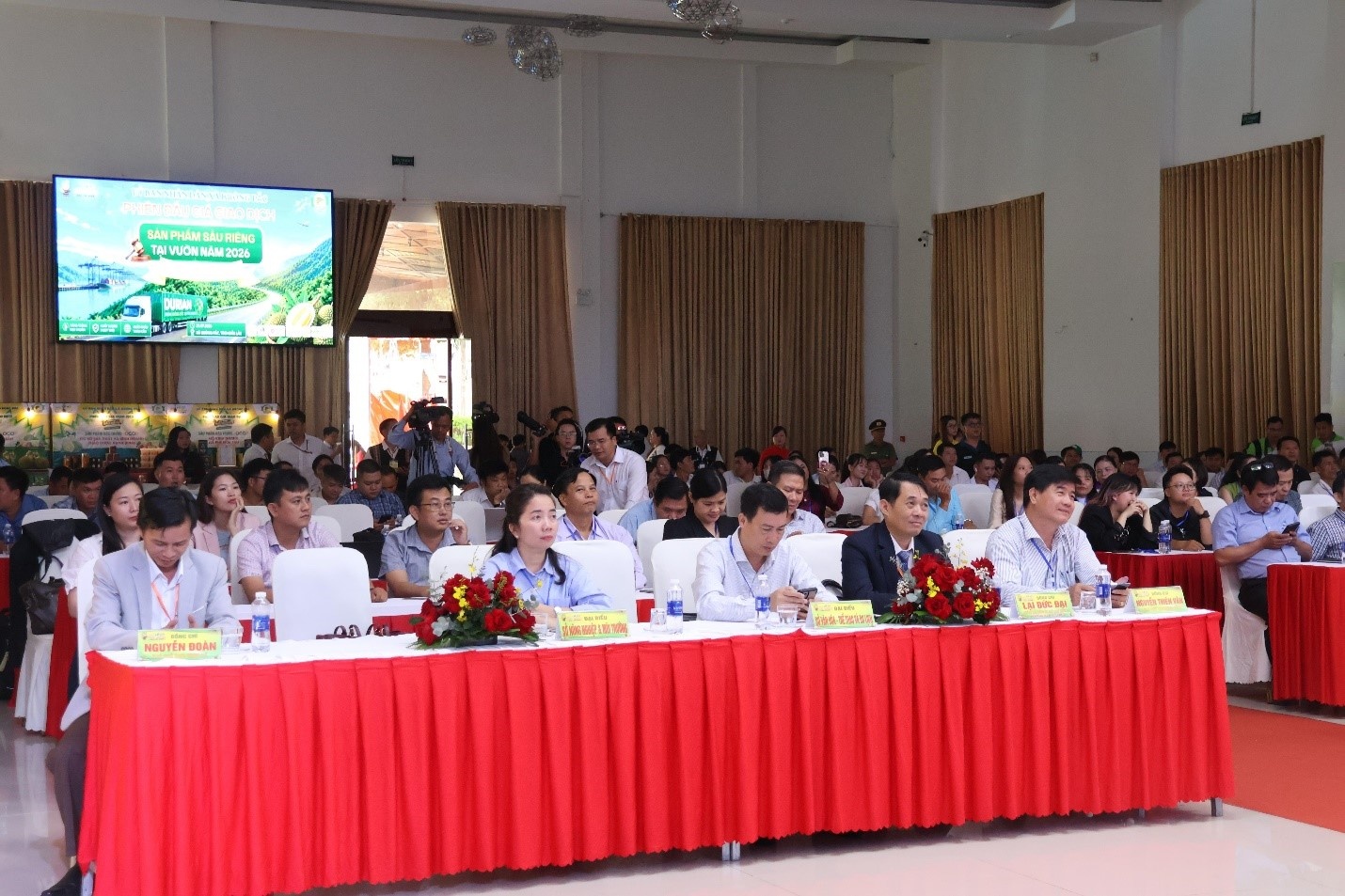 Các đại biểu, doanh nghiệp, hợp tác xã và nông dân tham dự Phiên đấu giá giao dịch sầu riêng tại vườn lần thứ nhất, trong khuôn khổ Lễ hội Sầu riêng Đắk Lắk năm 2026. Các đại biểu, doanh nghiệp, hợp tác xã và nông dân tham dự Phiên đấu giá giao dịch sầu riêng tại vườn lần thứ nhất, trong khuôn khổ Lễ hội Sầu riêng Đắk Lắk năm 2026.