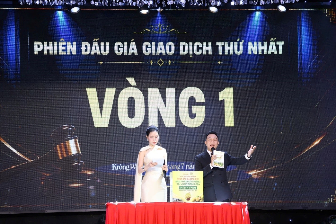 Ban Tổ chức điều hành Phiên đấu giá giao dịch sầu riêng tại vườn lần thứ nhất theo hình thức bỏ phiếu kín. Ban Tổ chức điều hành Phiên đấu giá giao dịch sầu riêng tại vườn lần thứ nhất theo hình thức bỏ phiếu kín.