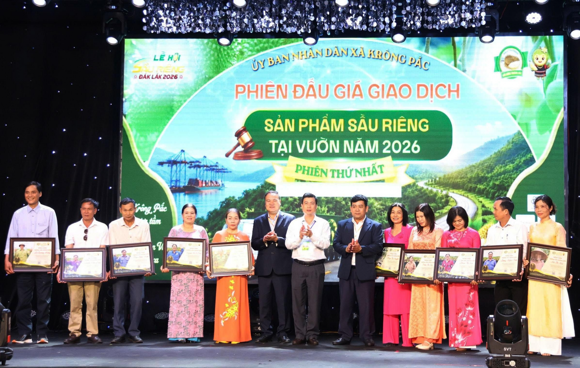 Ông Trần Hồng Tiến, Giám đốc Sở Văn hóa, Thể thao và Du lịch tỉnh Đắk Lắk trao Giấy vinh danh các hộ nông dân trồng sầu riêng tiêu biểu. Ông Trần Hồng Tiến, Giám đốc Sở Văn hóa, Thể thao và Du lịch tỉnh Đắk Lắk trao Giấy vinh danh các hộ nông dân trồng sầu riêng tiêu biểu.