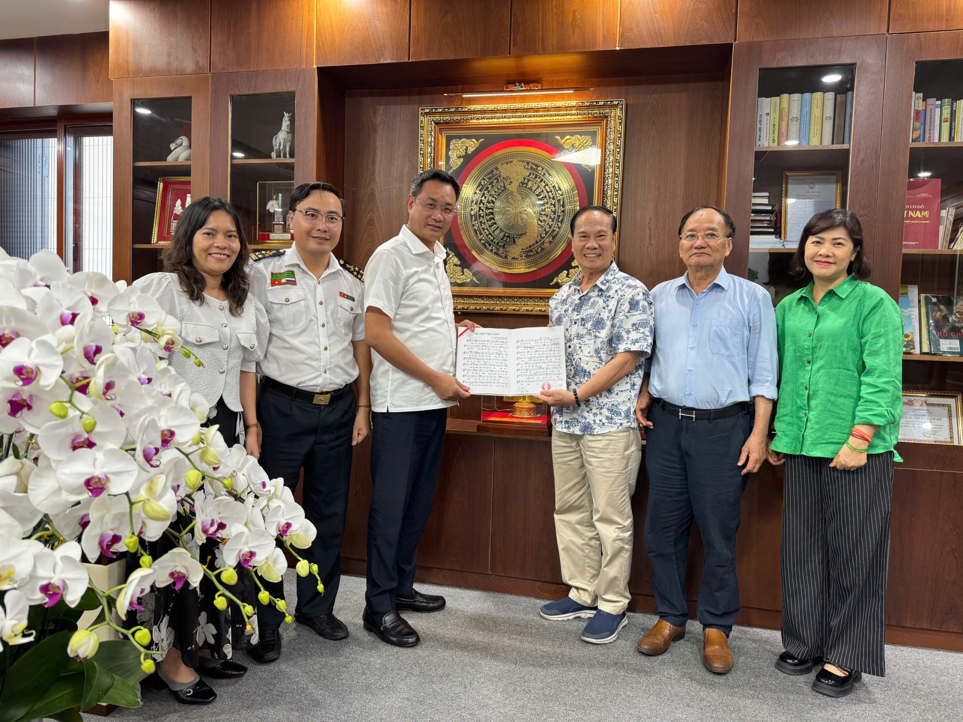  Ông Vũ Khắc Nguyên trao tặng lãnh đạo thành phố Đà Nẵng ca khúc “Đại ngàn Ngọc Linh”. Ảnh: Hữu Phúc