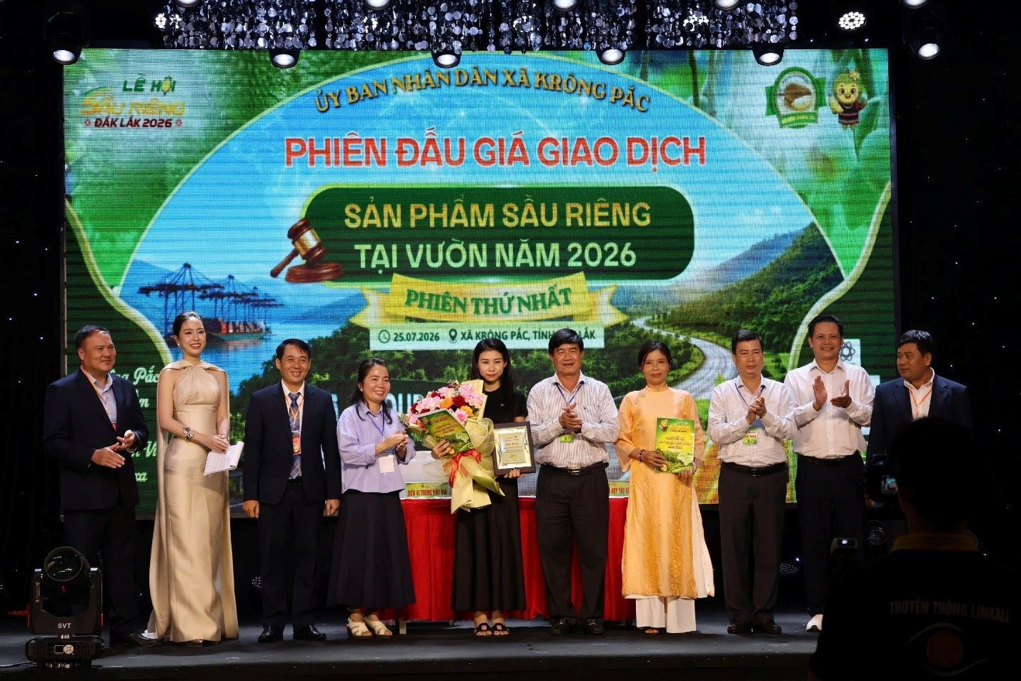Lãnh đạo tỉnh và địa phương chúc mừng doanh nghiệp trúng đấu giá thành công lô sầu riêng đầu tiên tại Phiên đấu giá giao dịch sầu riêng tại vườn năm 2026. Lãnh đạo tỉnh và địa phương chúc mừng doanh nghiệp trúng đấu giá thành công lô sầu riêng đầu tiên tại Phiên đấu giá giao dịch sầu riêng tại vườn năm 2026.