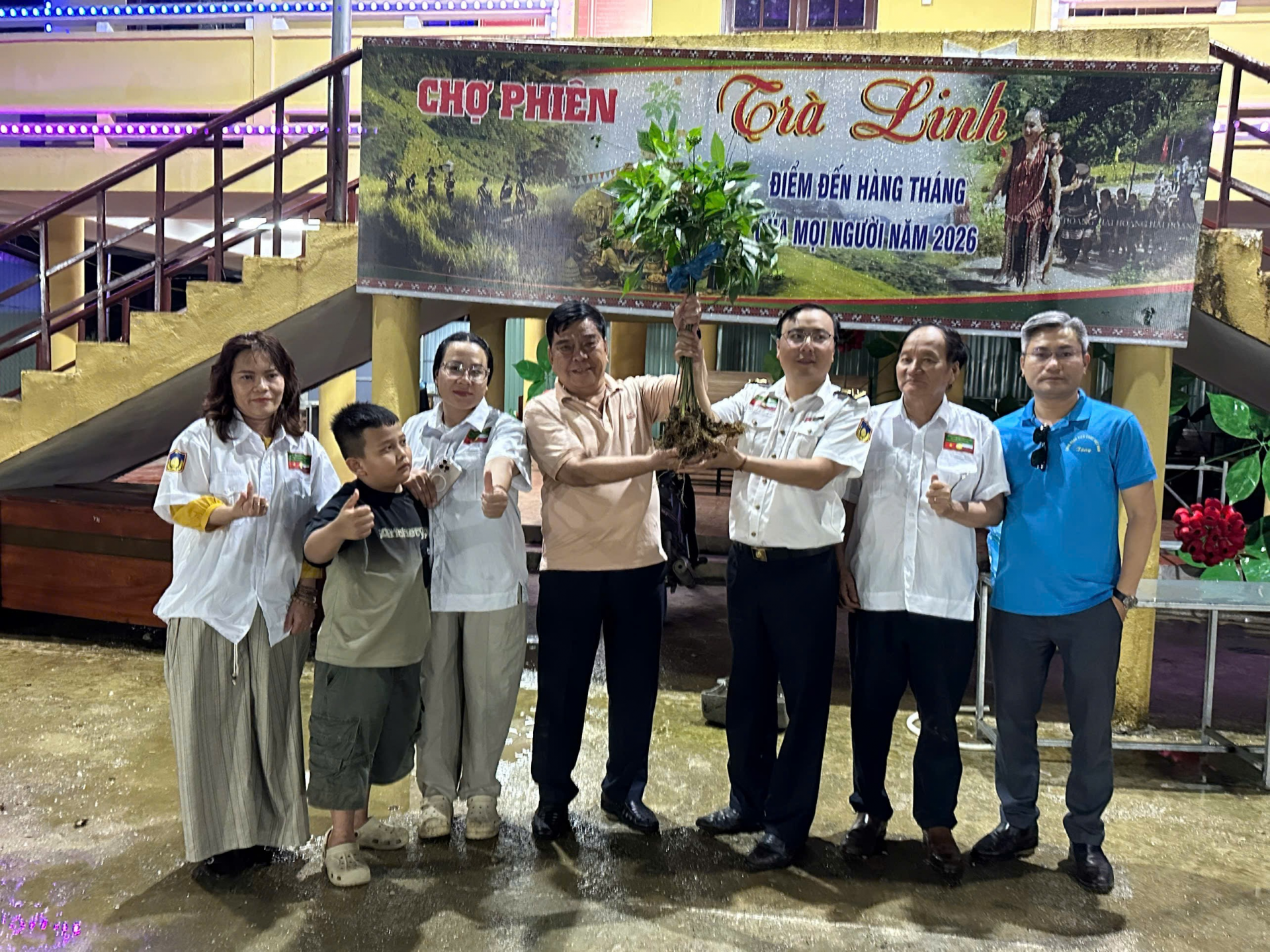 Đoàn công tác tham quan Phiên chợ sâm Ngọc Linh tại xã Trà Linh, thành phố Đà Nẵng, tìm hiểu hoạt động giới thiệu, quảng bá và tiêu thụ sản phẩm sâm của người dân địa phương.