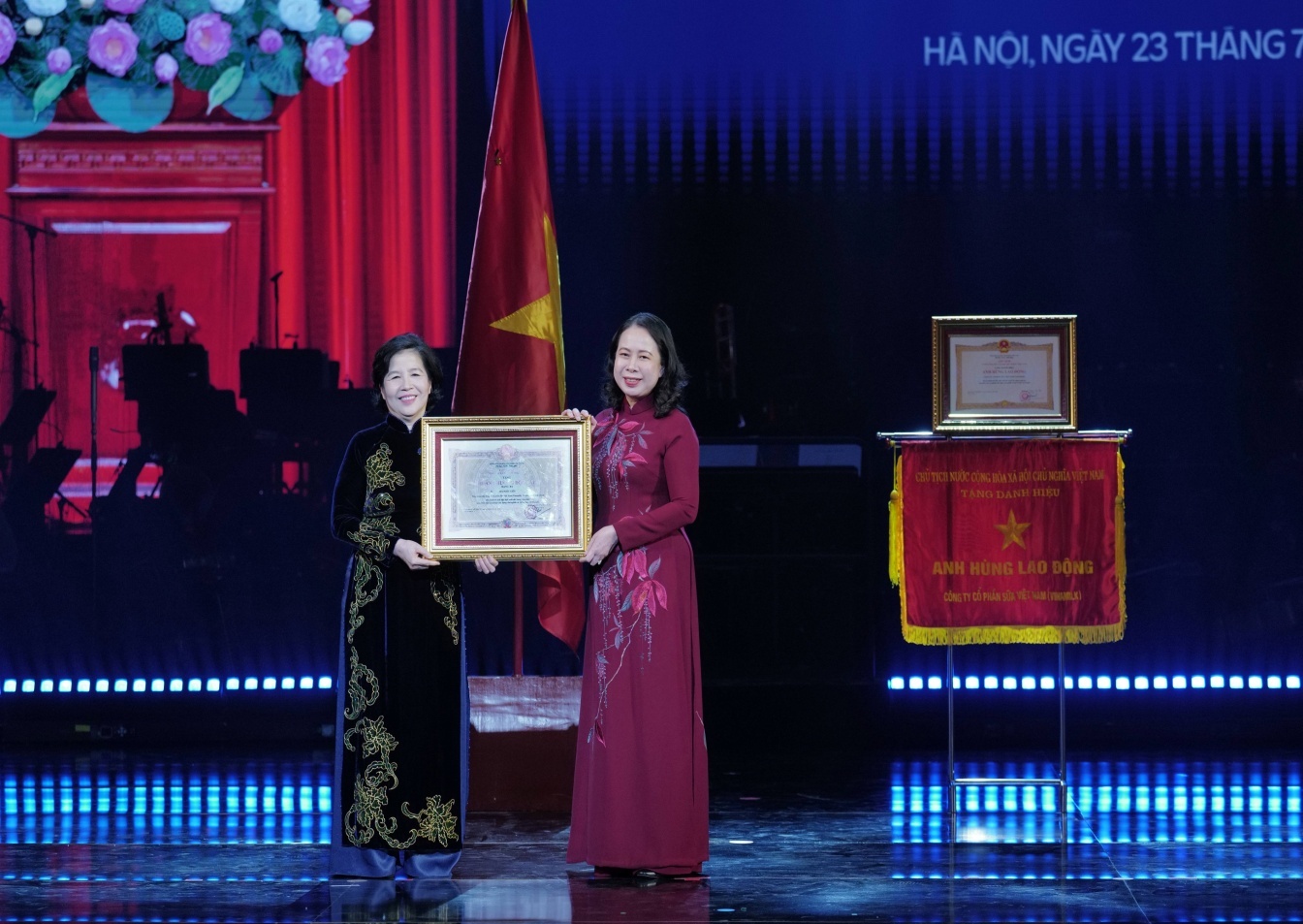 Bà Mai Kiều Liên – nguyên Ủy viên Trung ương Đảng, Anh hùng Lao động, Tổng giám đốc Vinamilk (bên trái) – đón nhận Huân chương Độc lập hạng Ba từ Bí thư Trung ương Đảng, Phó Chủ tịch nước Cộng hòa Xã hội Chủ nghĩa Việt Nam Võ Thị Ánh Xuân (Ảnh: Minh Anh).