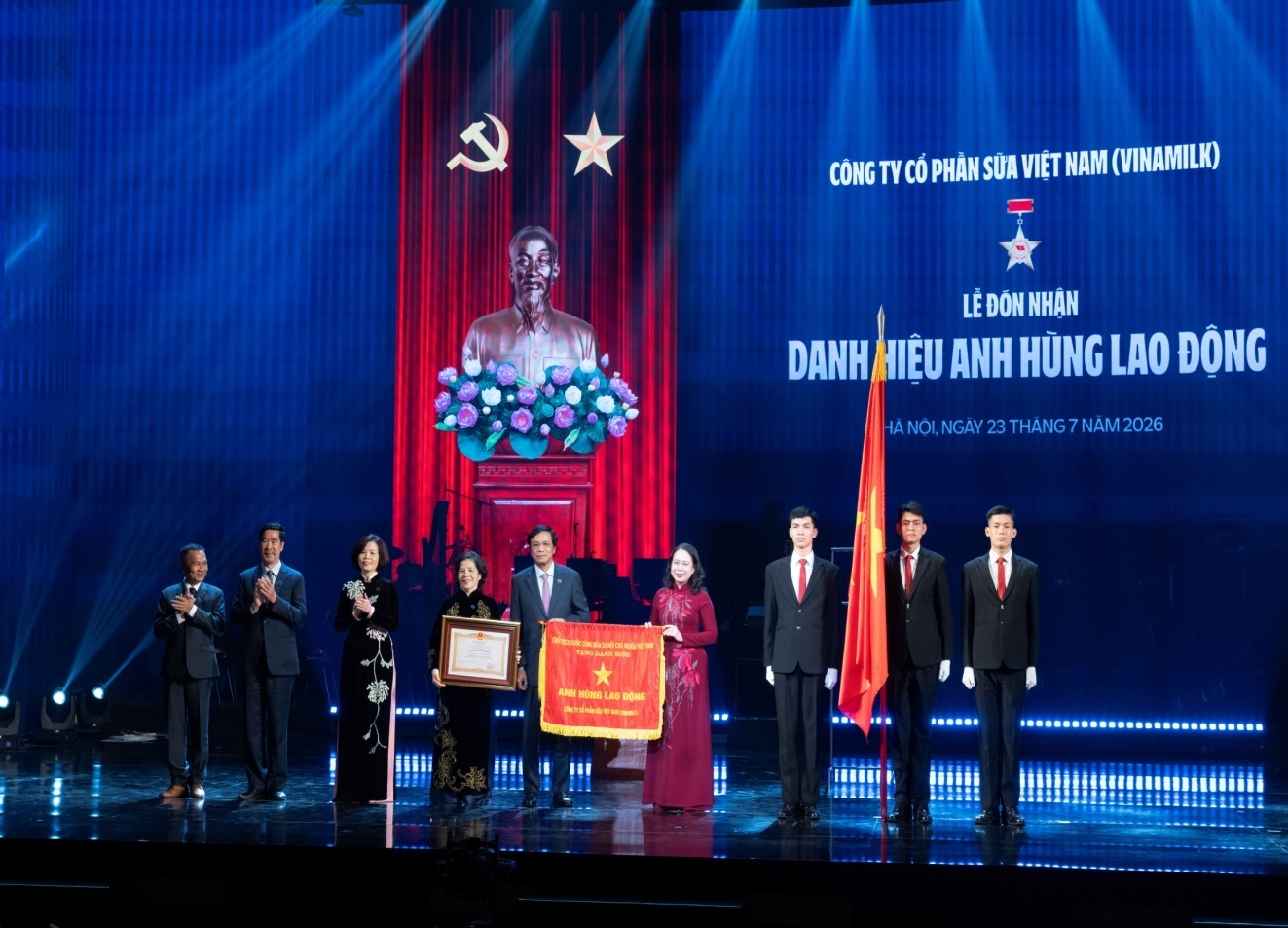 Bí thư Trung ương Đảng, Phó Chủ tịch nước Cộng hòa Xã hội Chủ nghĩa Việt Nam Võ Thị Ánh Xuân (áo dài đỏ) đại diện Đảng và Nhà nước trao tặng danh hiệu Anh hùng Lao động lần thứ hai cho tập thể Vinamilk (Ảnh: Minh Anh).