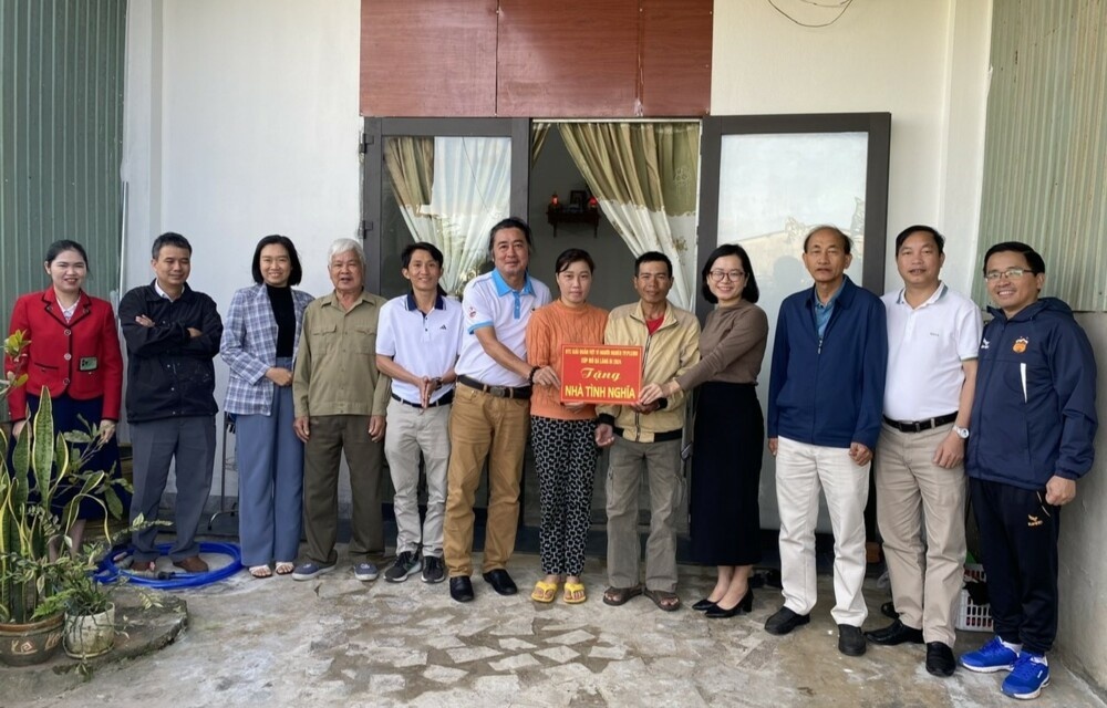  Trao tặng nhà tình nghĩa, lan tỏa tinh thần sẻ chia vì cộng đồng. Ảnh: Minh Vỹ.