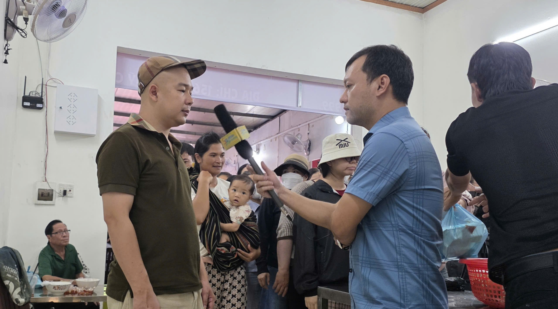  Trong cuộc trò chuyện với phóng viên, anh Trần Huy Hoàng xúc động kể lại những kỷ niệm đầu tiên khi mở Quán cơm 0 đồng