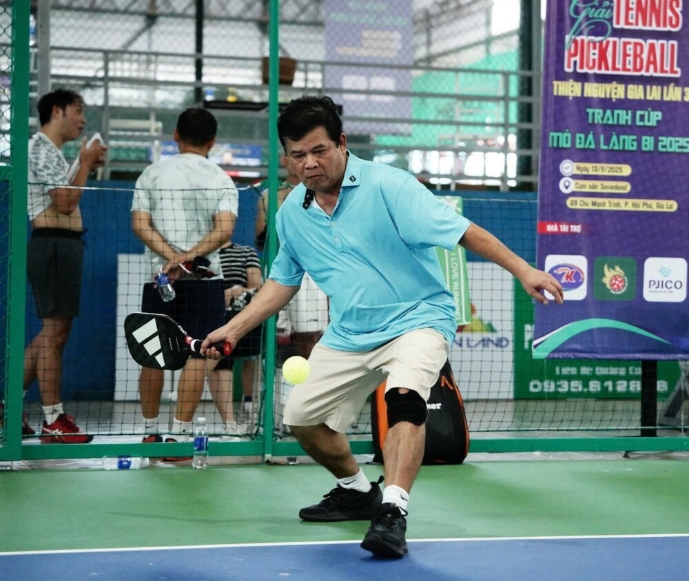 Tiến sĩ, Thiếu tướng Rah Lan Lâm – Trưởng Ban Tổ chức Giải Tennis - Pickleball Cúp Mỏ đá Làng Bi 2026, chia sẻ về ý nghĩa nhân văn và mục tiêu an sinh xã hội của giải đấu. Ảnh: Minh Vỹ.