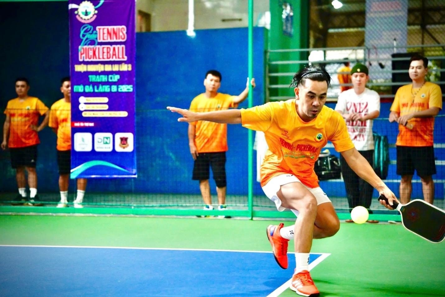  Không chỉ mang đến tinh thần thi đấu nhiệt huyết, ca sĩ, doanh nhân Anh Trường còn đồng hành cùng giải đấu để lan tỏa yêu thương và kết nối những tấm lòng nhân ái. Ảnh: Minh Vỹ.