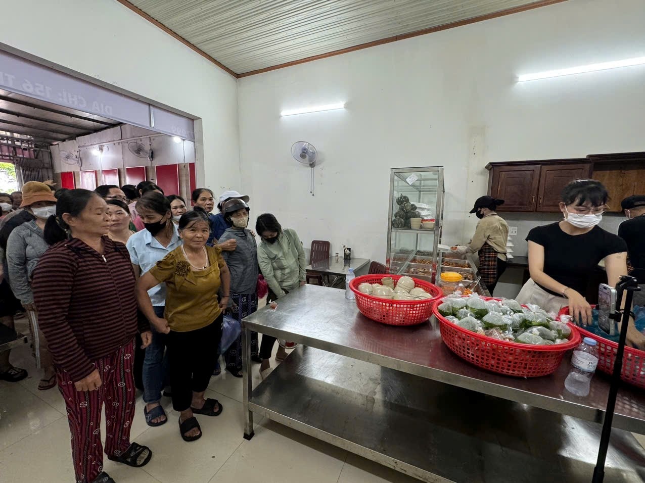  Mỗi suất cơm trao đi không chỉ giúp người bệnh, thân nhân vơi bớt gánh nặng chi phí mà còn gửi gắm sự quan tâm, sẻ chia từ những tấm lòng thiện nguyện.