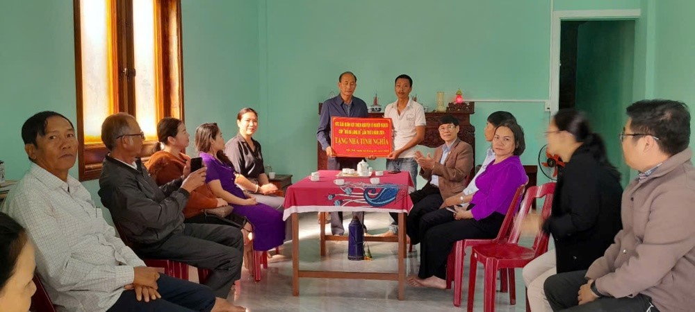 Trao nhà tình nghĩa cho hộ gia đình có hoàn cảnh khó khăn từ nguồn kinh phí vận động của Giải Tennis - Pickleball Cúp Mỏ đá Làng Bi 2025. Ảnh: Minh Vỹ.