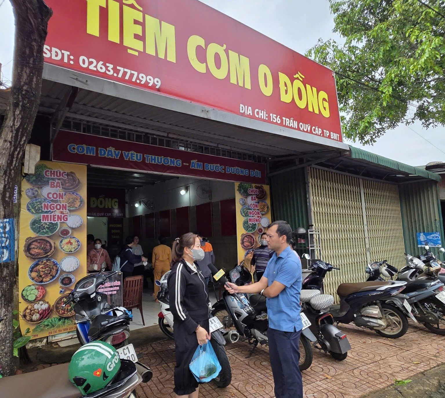   Chị N.T.H. (Gia Lai) xúc động trước những suất cơm nghĩa tình từ Quán cơm 0 đồng.